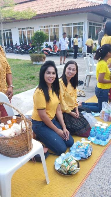 พิธีทำบุญตักบาตร พระสงฆ์และสามเณร
